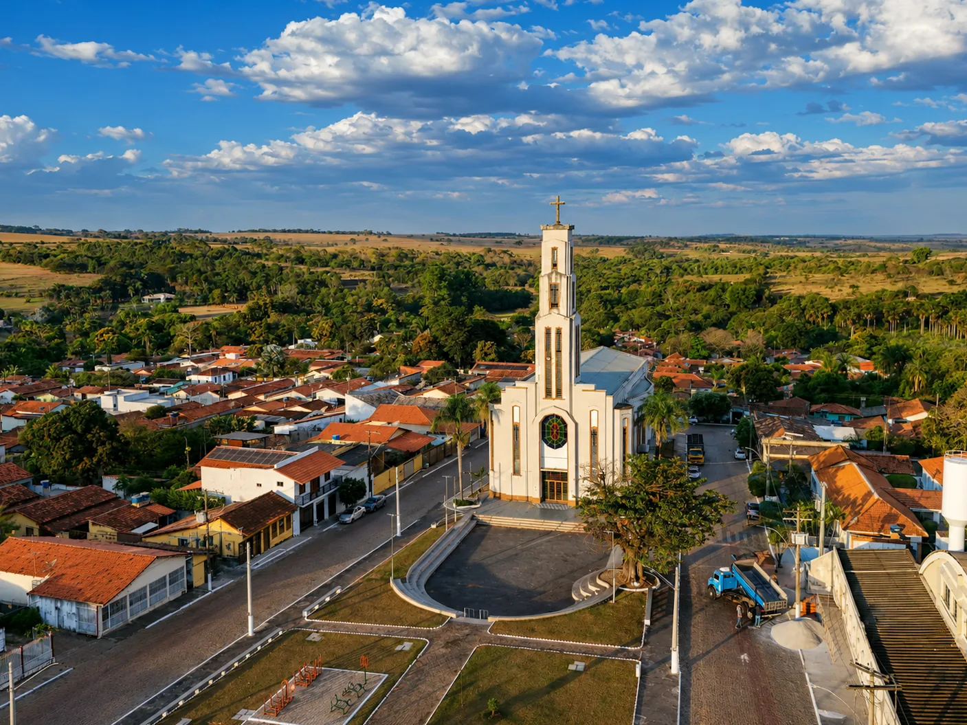Vista aérea da Igreja Matriz e da paisagem urbana de Piracanjuba